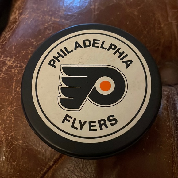Philadelphia Flyers Puck Lot NHL Hockey - Picture 1 of 2